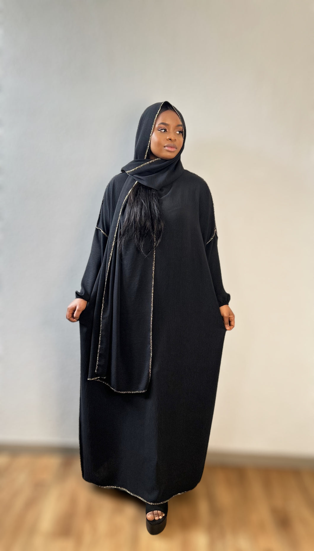 Robe Abaya noir avec voile intégré à couture dorée