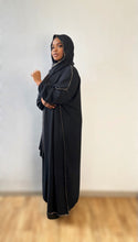 Charger l&#39;image dans la galerie, Robe Abaya noir avec voile intégré à couture dorée
